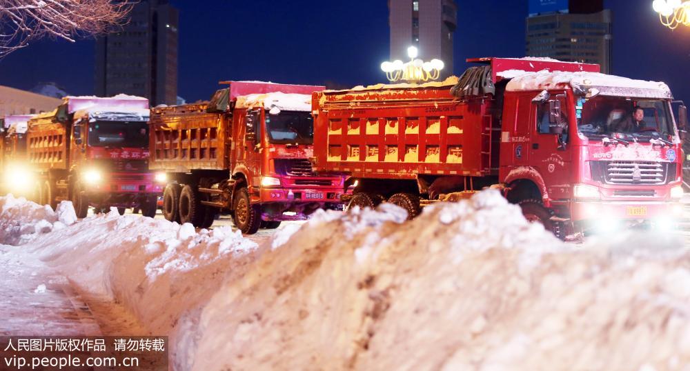 12月28日，新疆烏魯木齊市西大橋，清雪車輛正在清理積雪。