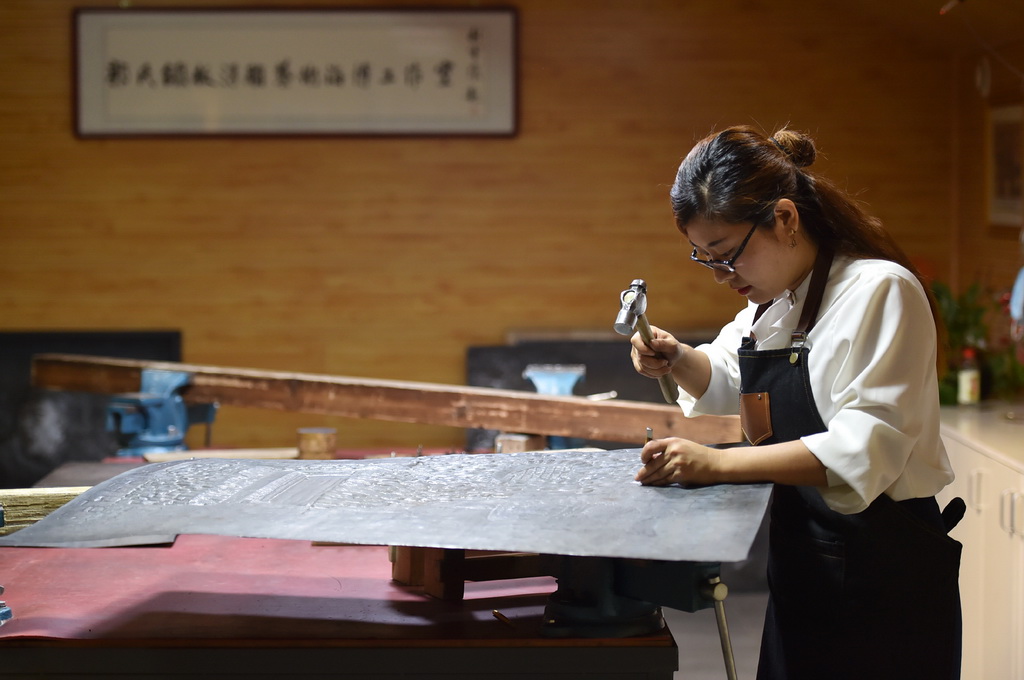 8月19日，在石家莊市“郭氏鐵板浮雕”工作室，郭墨涵制作鐵板浮雕作品。