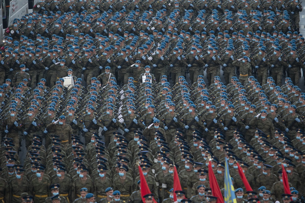 6月18日，步兵方隊(duì)在俄羅斯首都莫斯科參加閱兵式彩排。