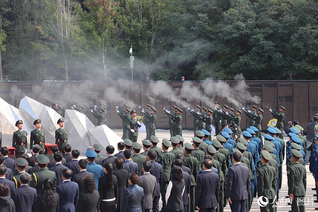 2020年9月28日，第七批在韓中國人民志愿軍烈士遺骸安葬儀式在沈陽隆重舉行。鄒新江  攝