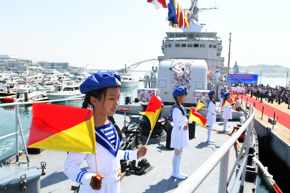 5月18日，中國海洋大學附屬銀海學校的小學生在昭通艦上表演海軍旗語。