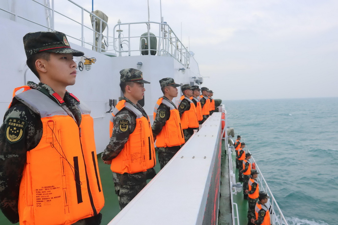 中國海警執(zhí)法員列隊站坡歡迎越南海警艦艇參加北部灣海域聯(lián)合巡航（10月19日攝）。新華社發(fā)（李昌隆 攝）