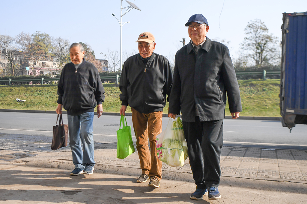 12月23日，魏鎮(zhèn)、馬利民、余國基（右起）提著備好的面、菜來到寶南飯店。