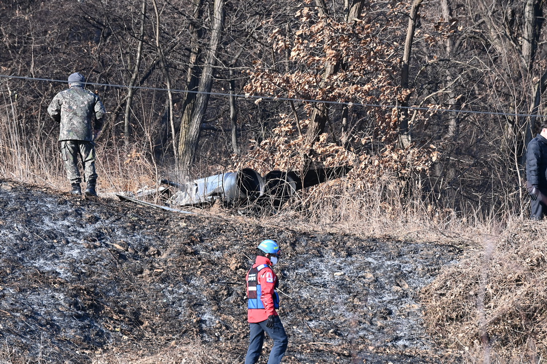 這是1月11日在韓國京畿道華城市拍攝的韓空軍F-5E戰(zhàn)斗機(jī)墜毀現(xiàn)場。