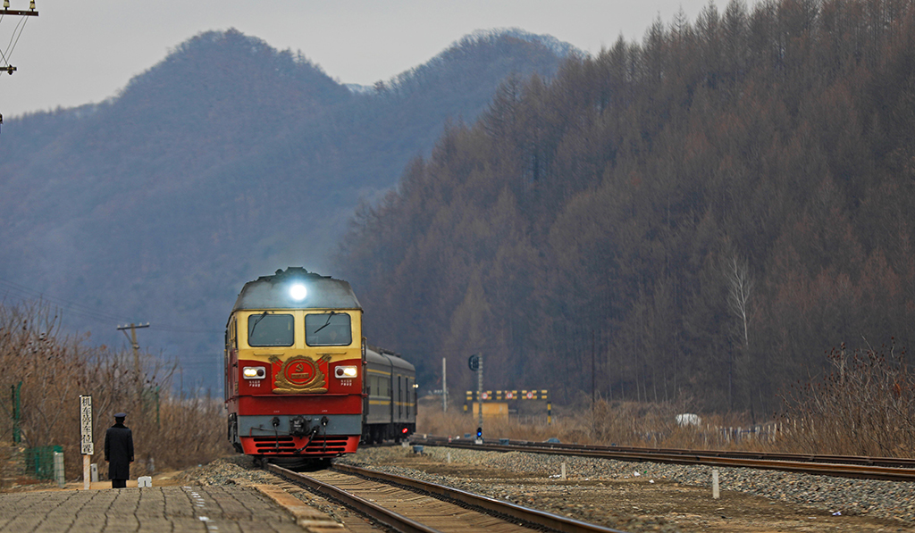 1月15日，4318次列車(chē)即將到達(dá)遼寧省鳳城市石城站。新華社記者 楊青 攝