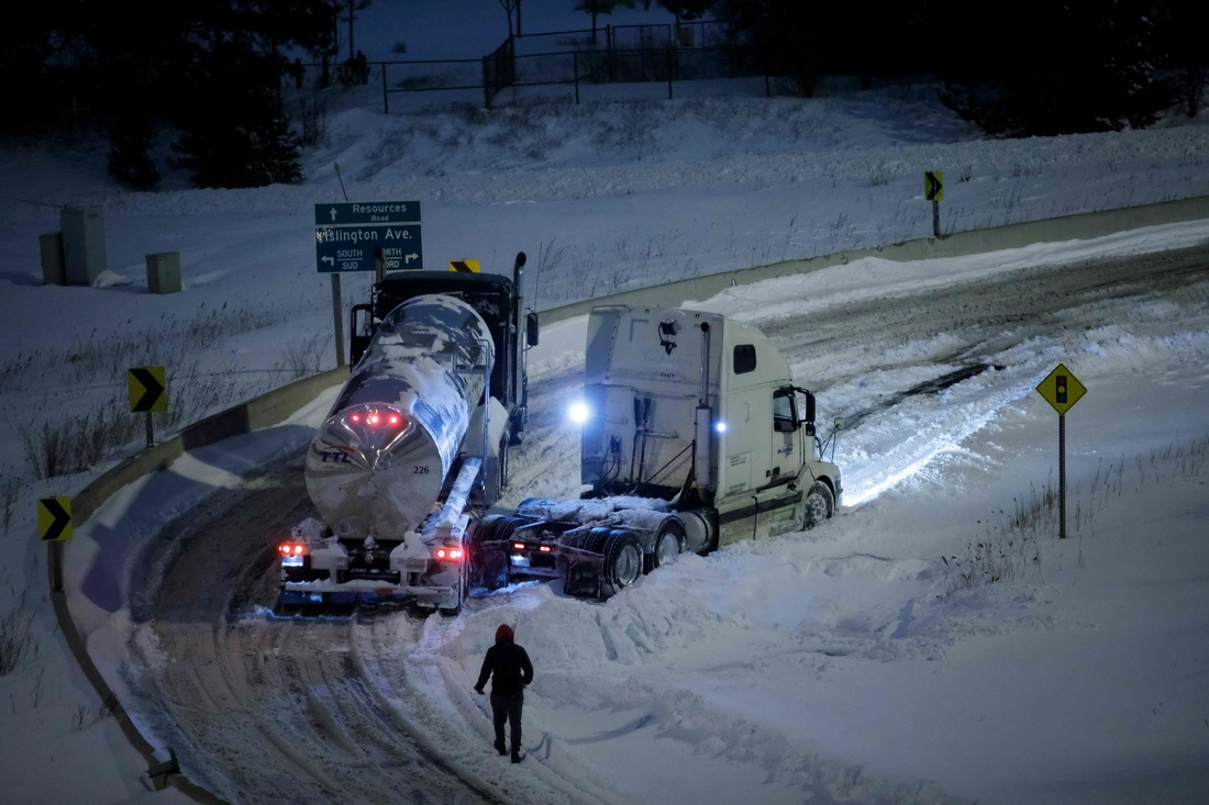 1月17日，卡車停在加拿大多倫多一處積雪的道路上。新華社/法新