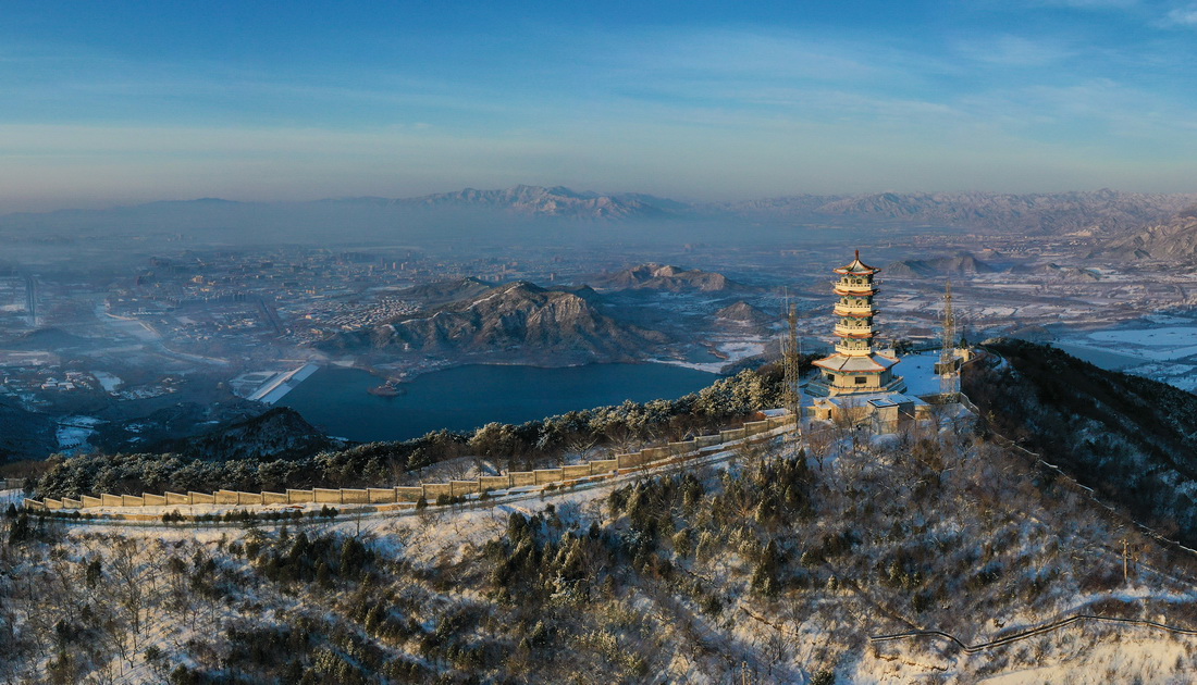 蟒山瞭望塔位于十三陵國(guó)家森林公園蟒山景區(qū)山頂（3月19日攝，無人機(jī)照片）。新華社記者 李賀 攝