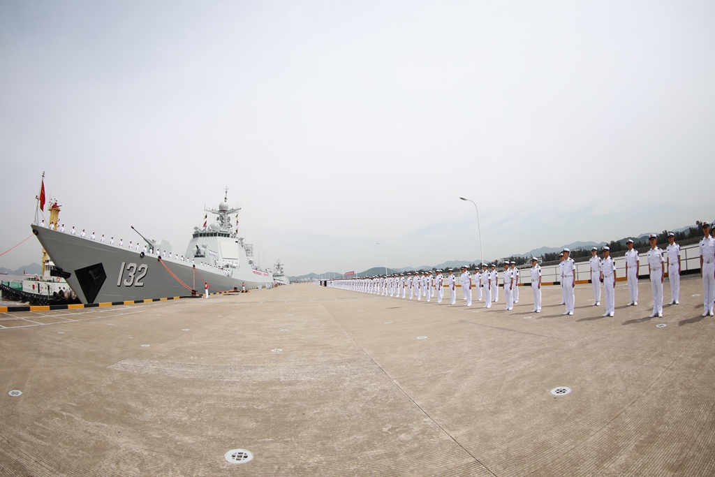 5月18日，中國海軍第41批護(hù)航編隊在浙江舟山某軍港解纜起航。這是編隊中的導(dǎo)彈驅(qū)逐艦蘇州艦。新華社發(fā)（韓林 攝）