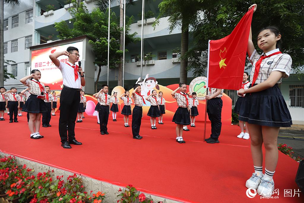 5月31日，在廣西壯族自治區(qū)南寧市民主路小學(xué)，學(xué)校大隊輔導(dǎo)員帶領(lǐng)少先隊員呼號。人民網(wǎng)記者 嚴(yán)立政攝