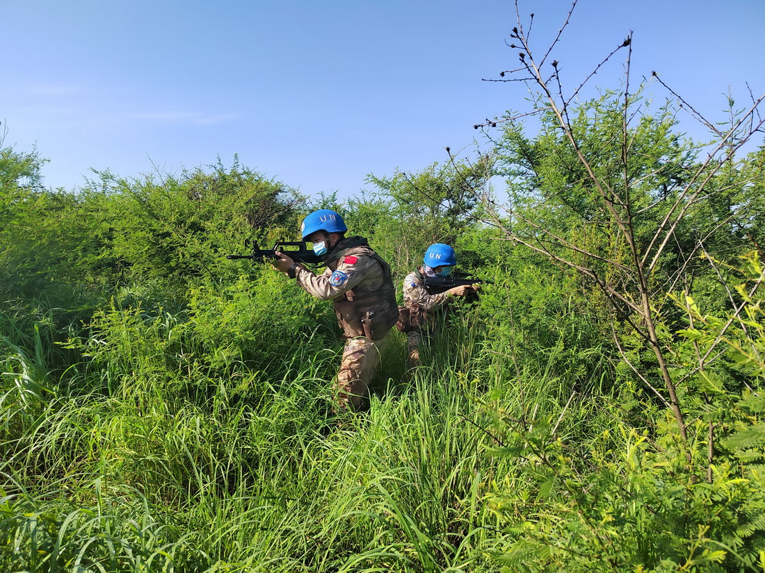 6月21日，中國第八批赴南蘇丹（朱巴）維和步兵營士兵進行警戒搜索（手機拍攝）。新華社發(fā)（孫雪松 攝）