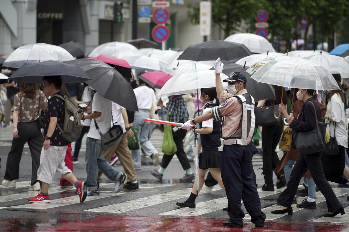 7月14日，人們走在日本東京澀谷街頭。