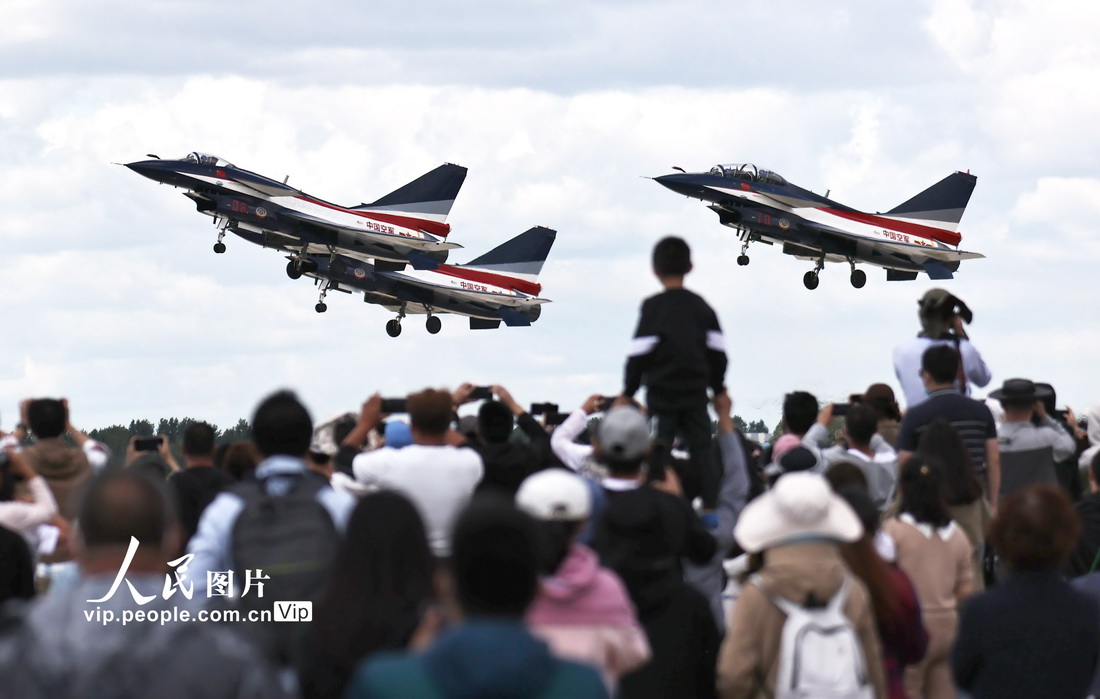 8月27日，空軍航空開放活動(dòng)暨長春航展第二天，八一飛行表演隊(duì)的表演吸引了觀眾的目光。周國強(qiáng)攝（人民圖片網(wǎng)）