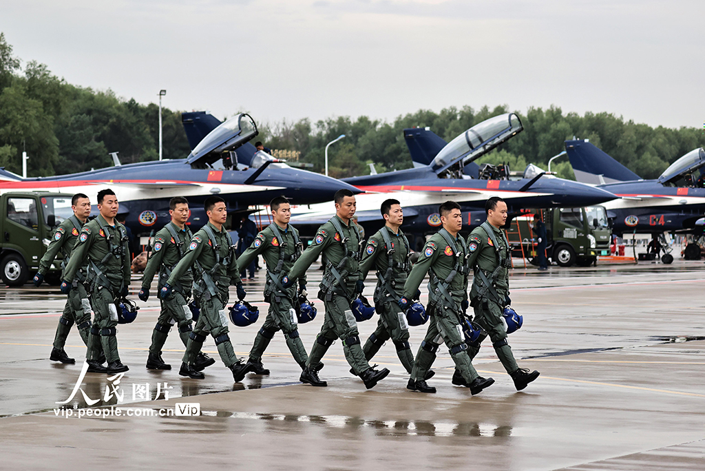 2022年8月29日，空軍航空開放活動暨長春航展第四天，精神抖擻的“八一”飛行表演隊的英雄飛行員們。