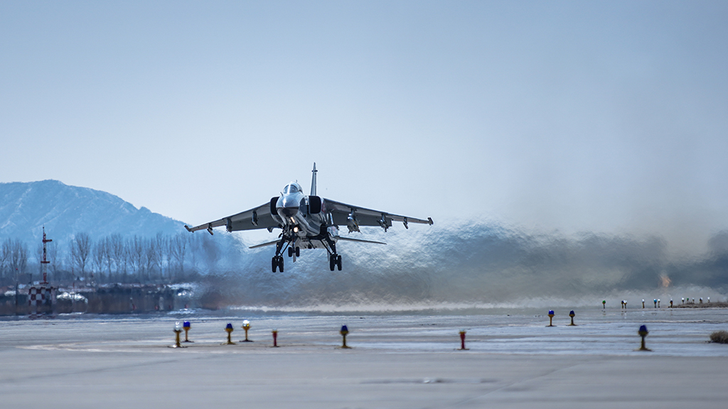 北部戰(zhàn)區(qū)海軍航空兵某旅組織戰(zhàn)機(jī)雪后飛行，進(jìn)行復(fù)雜氣象條件下多課目訓(xùn)練（2月17日攝）。新華社發(fā)（蘭則劍 攝）