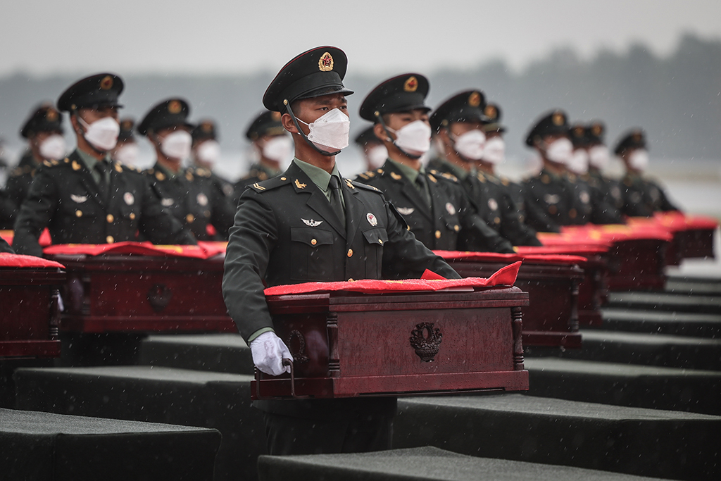 9月16日，在沈陽桃仙國際機(jī)場(chǎng)，禮兵將殮放志愿軍烈士遺骸的棺槨從專機(jī)上護(hù)送至棺槨擺放區(qū)。新華社記者 潘昱龍 攝