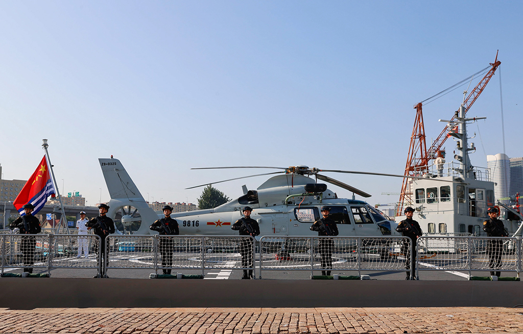 9月21日，中國海軍第42批護(hù)航編隊(duì)從山東青島某軍港解纜起航。這是特戰(zhàn)隊(duì)員在日照艦甲板上整齊列隊(duì)。新華社發(fā)（劉再耀 攝）