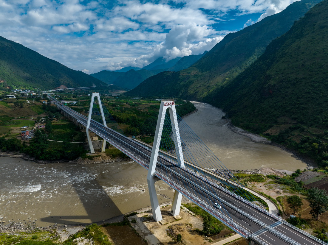 這是2022年9月15日拍攝的云南保（山）瀘（水）高速怒江大橋。該高速是怒江州的首條高速公路（無人機(jī)照片）。新華社記者 江文耀 攝