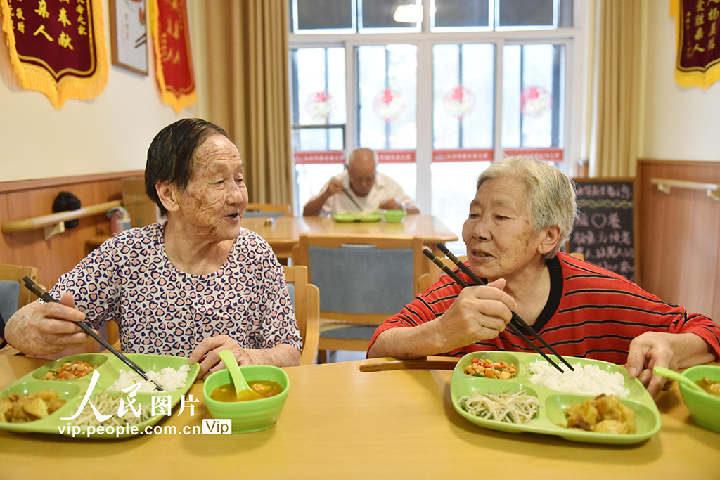 2022年10月3日，在安徽巢湖市山水華庭小區(qū)社區(qū)老年食堂，社區(qū)老人正在就餐。