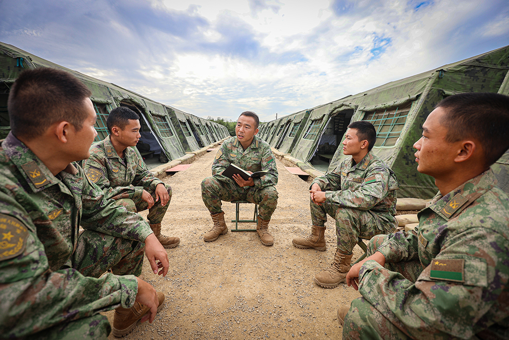 訓(xùn)練結(jié)束后，陸軍第71集團(tuán)軍某旅“濟(jì)南英雄連”連長孫金龍（中）收集連隊(duì)?wèi)?zhàn)士訓(xùn)練意見（2022年9月21日攝）。新華社發(fā)（黃振宇 攝）