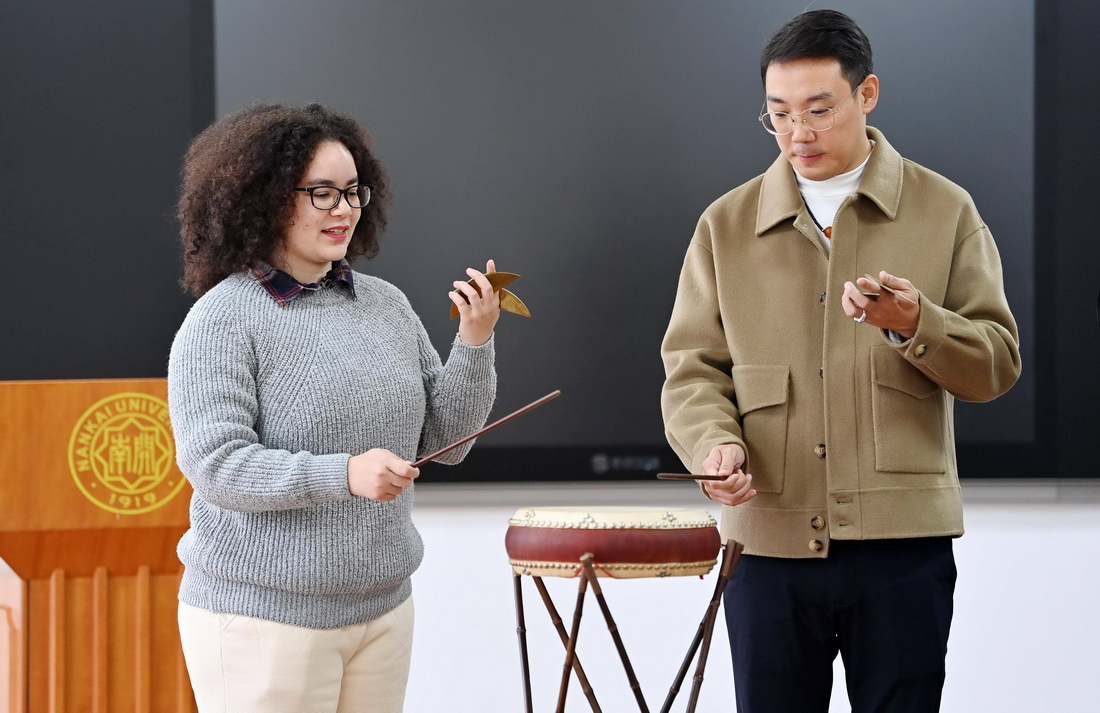 11月20日，在南開大學(xué)的一間教室內(nèi)，艾茉莉（左）和師父王文磊練習(xí)京東大鼓。