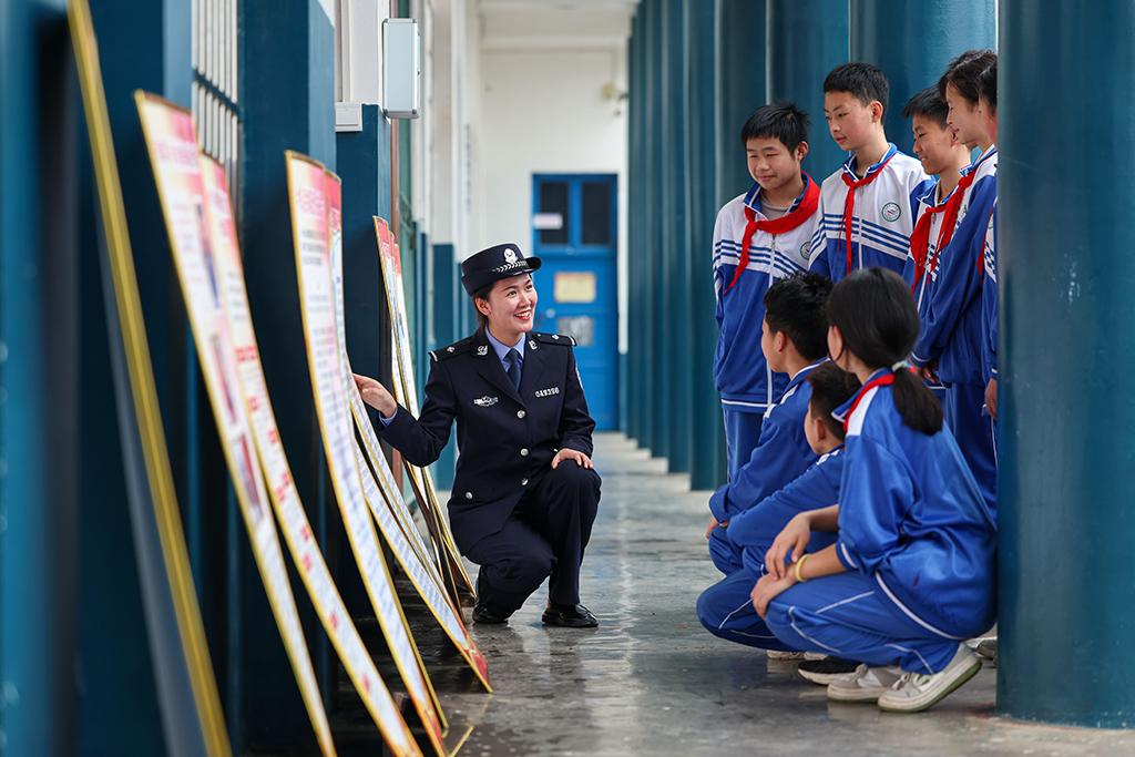 4月14日，在貴州省黔東南苗族侗族自治州丹寨縣興仁鎮(zhèn)中學，民警李嘉怡為學生講解校園反恐防暴知識。新華社發(fā)（楊勝賢 攝）