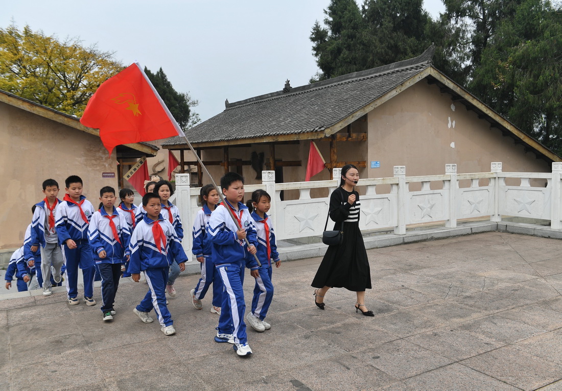 4月18日，馮煉組織學生來到紅軍街，向?qū)W生講述紅軍故事。