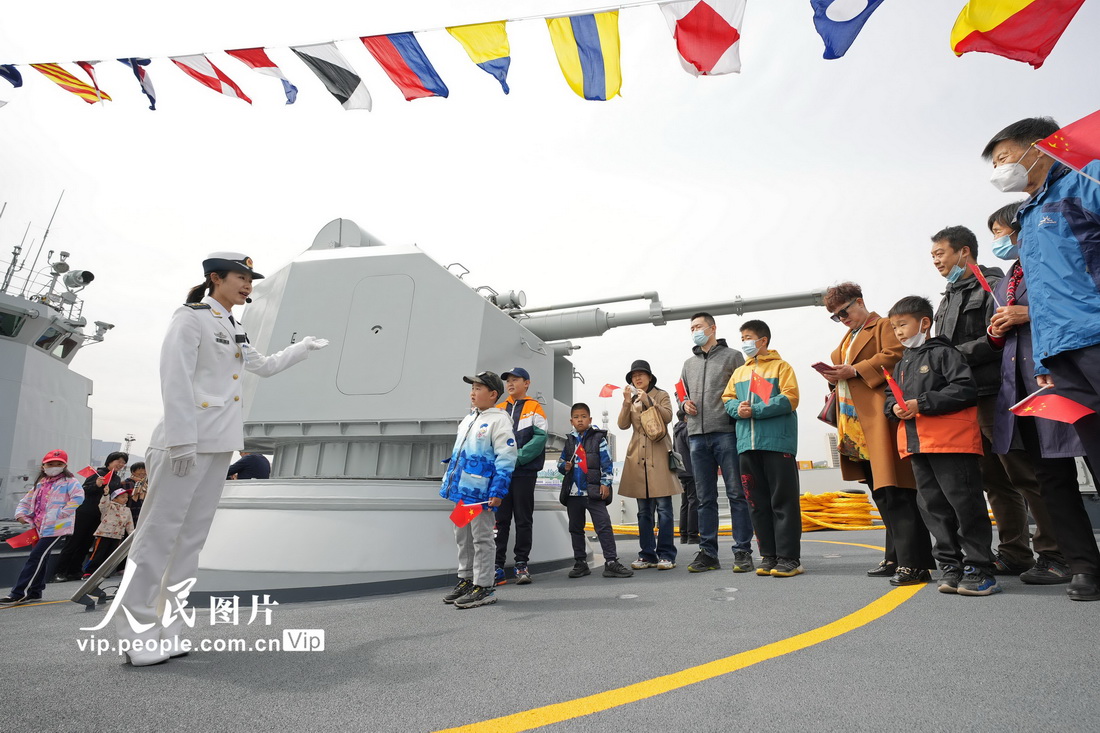 4月22日，海軍煙臺(tái)艦上官兵向市民介紹艦上武器裝備。