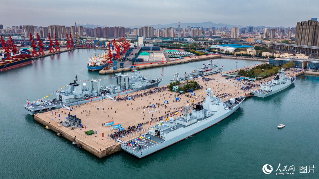 4月23日，山東青島港，海軍成立紀(jì)念日艦艇開放活動(dòng)現(xiàn)場(chǎng)。