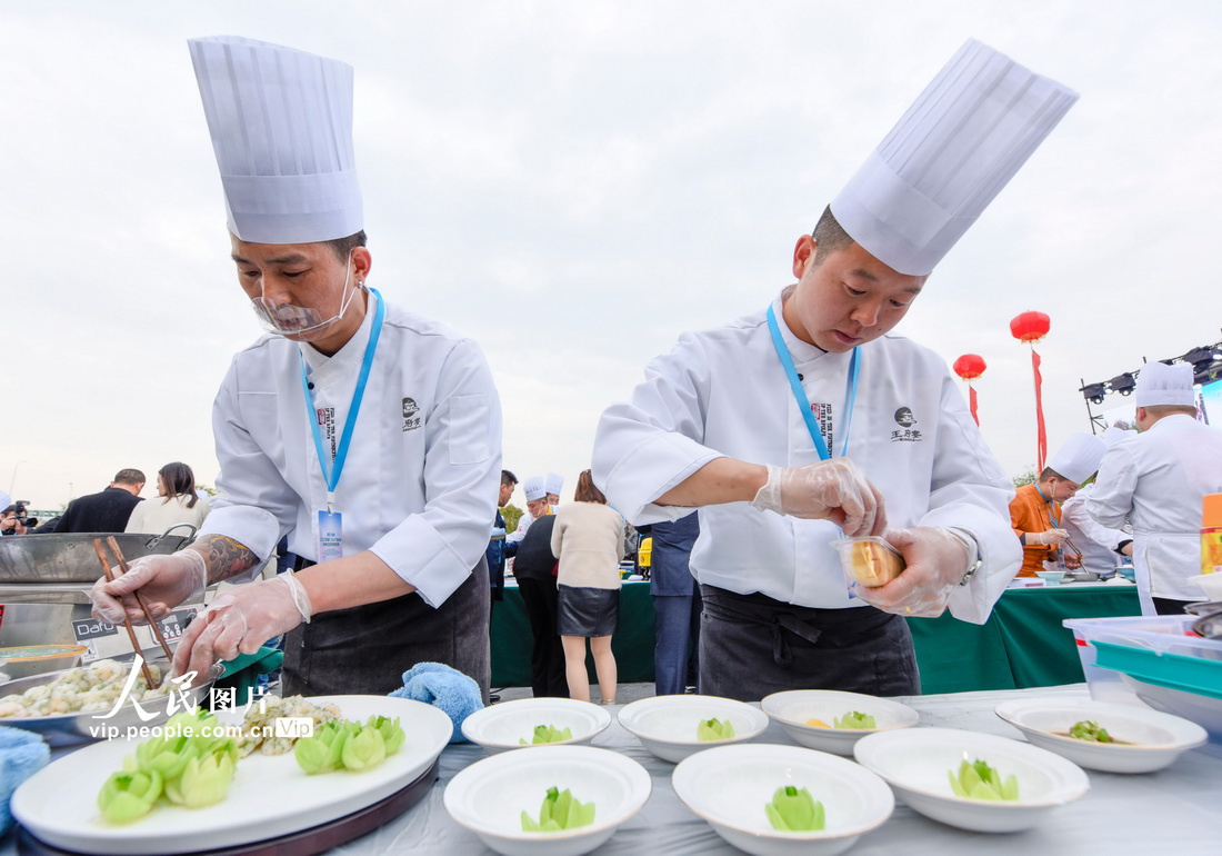 2023年4月28日，參賽選手在淮揚(yáng)菜美食名店名匠挑戰(zhàn)賽上一展技藝。