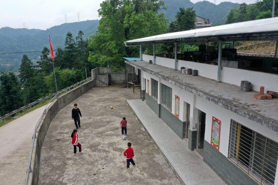 5月17日，在廣西靈川縣海洋鄉(xiāng)中心岐教學點，蔡教宏和學生在課間做游戲（無人機照片）。