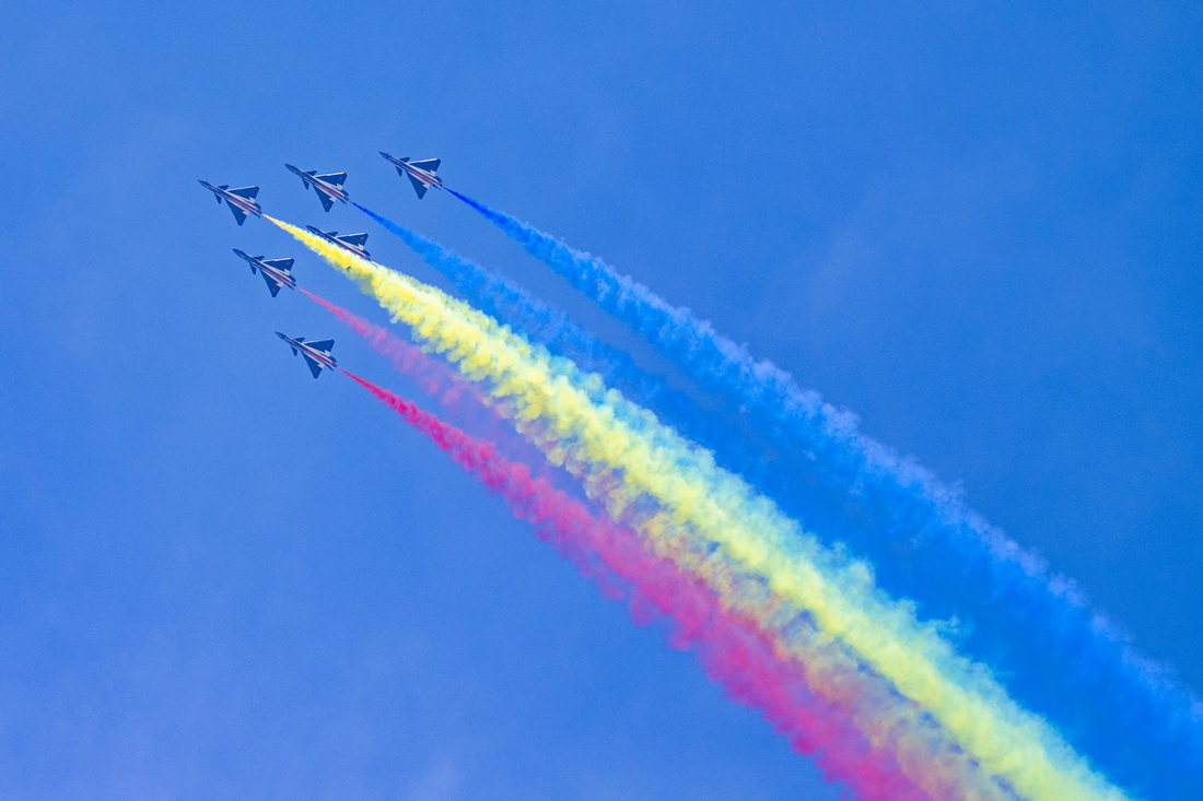 5月23日，中國(guó)空軍八一飛行表演隊(duì)在馬來西亞蘭卡威做飛行表演。