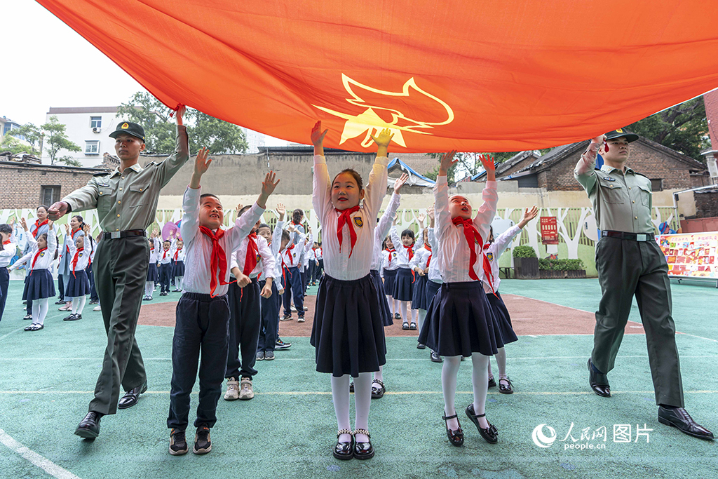 2023年5月31日，山西省實(shí)驗(yàn)小學(xué)一年級(jí)學(xué)生加入中國(guó)少年先鋒隊(duì) 人民網(wǎng) 盧鵬宇攝