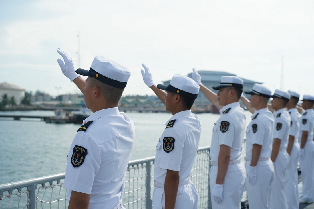 6月5日，在文萊摩拉港，中國(guó)海軍官兵向碼頭上的歡迎人群揮手致意。