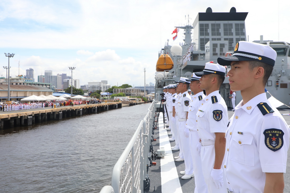 6月14日，在菲律賓馬尼拉港，人們?cè)诎哆呌悠堇^光艦抵達(dá)。