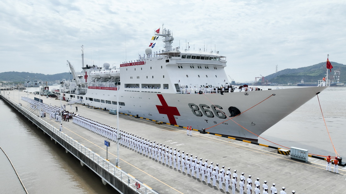 7月3日，“和平方舟”號(hào)醫(yī)院船在浙江舟山某軍港準(zhǔn)備起航（無人機(jī)照片）。新華社發(fā)（桂江波 攝）