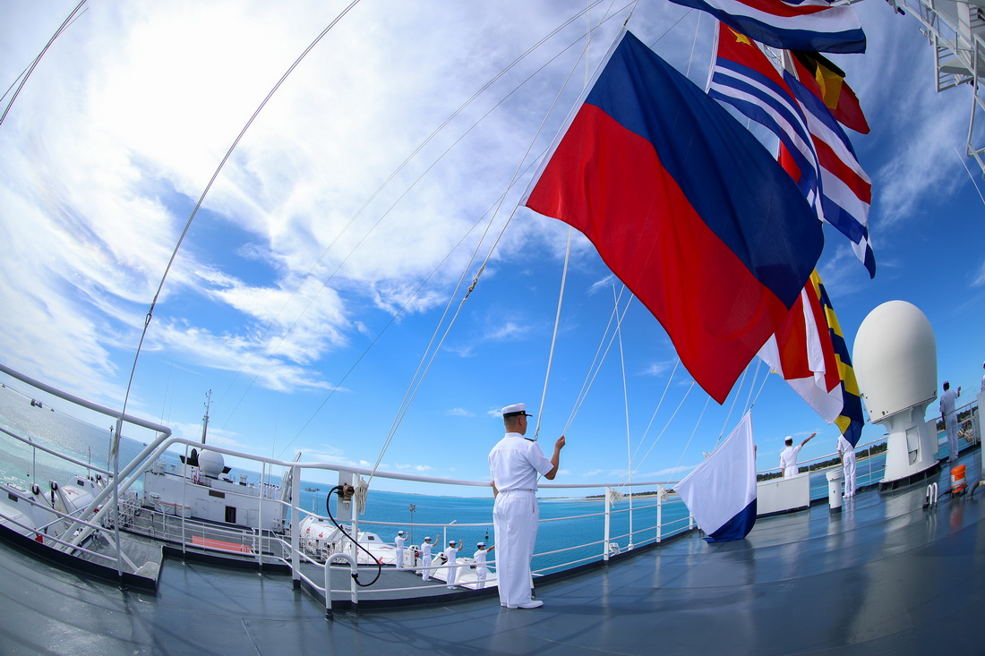 7月15日，中國(guó)海軍“和平方舟”號(hào)醫(yī)院船懸掛滿旗抵達(dá)基里巴斯塔拉瓦。新華社發(fā)（黎宇攝）