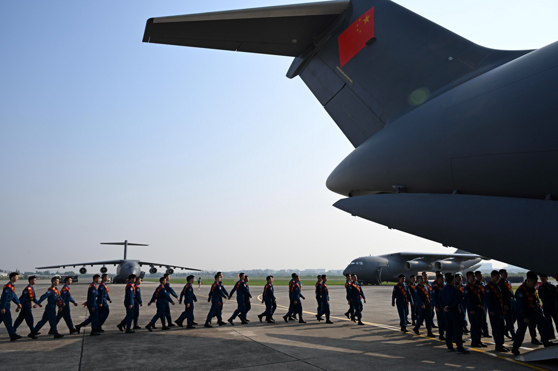 7月19日，在成都某軍用機(jī)場，空軍新錄取飛行學(xué)員登機(jī)。新華社發(fā)（余紅春 攝）