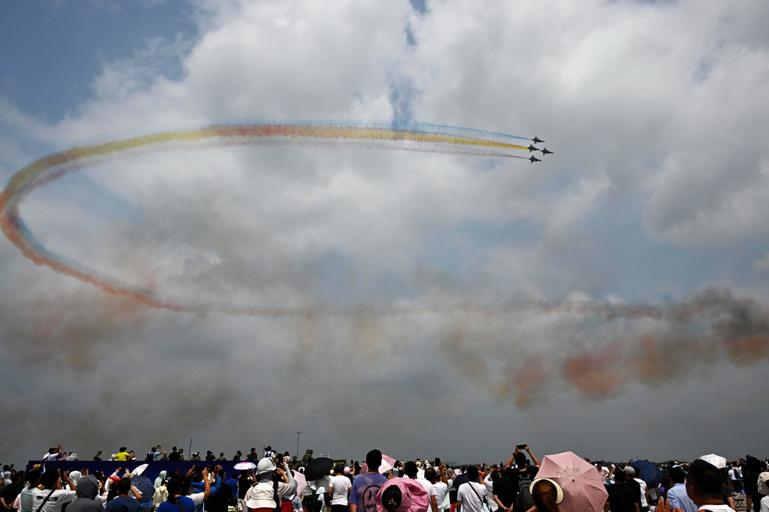 7月27日，在空軍航空開放活動(dòng)·長春航空展首個(gè)公眾日，觀眾觀看飛行表演。新華社發(fā)（余紅春攝）