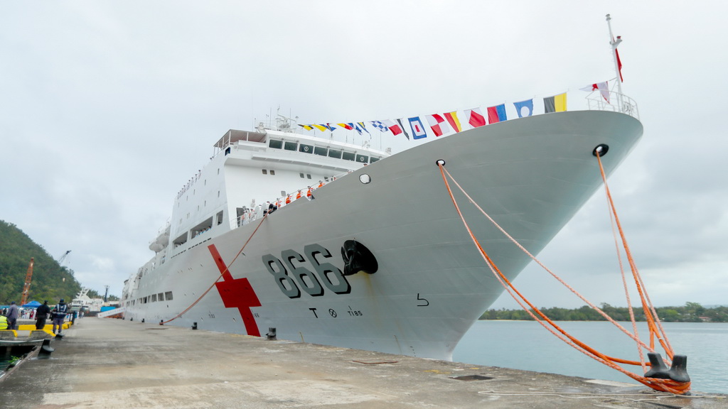 8月8日，中國海軍“和平方舟”號(hào)醫(yī)院船靠抵瓦努阿圖共和國維拉港碼頭。新華社發(fā)（徐巍攝）