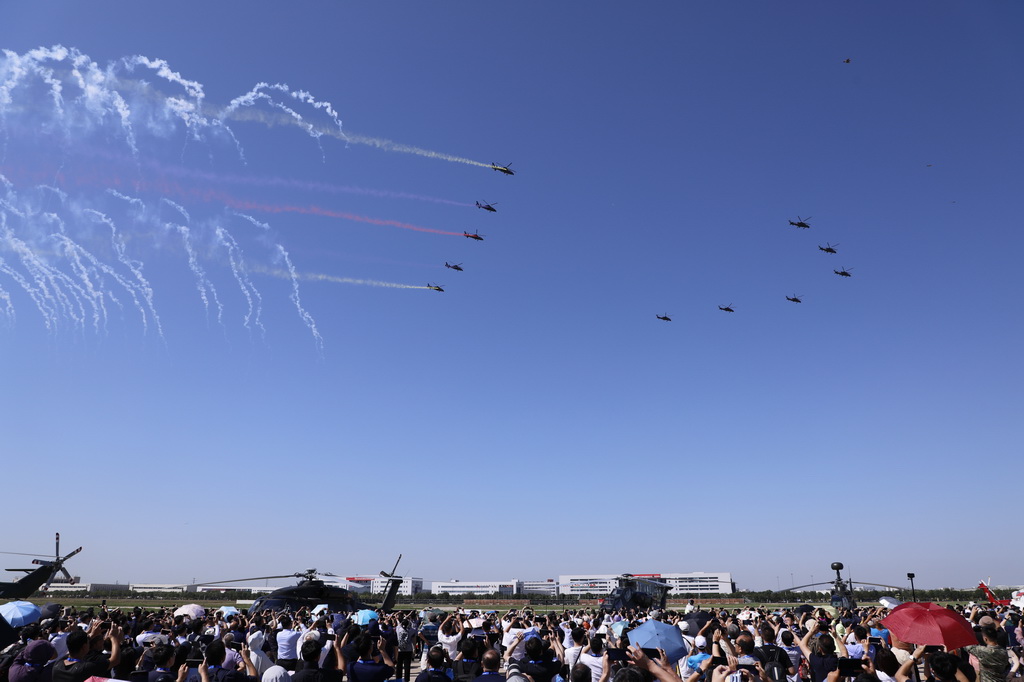 9月14日，在第六屆中國天津國際直升機(jī)博覽會(huì)開幕式上，陸軍“風(fēng)雷”飛行表演隊(duì)進(jìn)行通場飛行表演。新華社記者 劉芳 攝