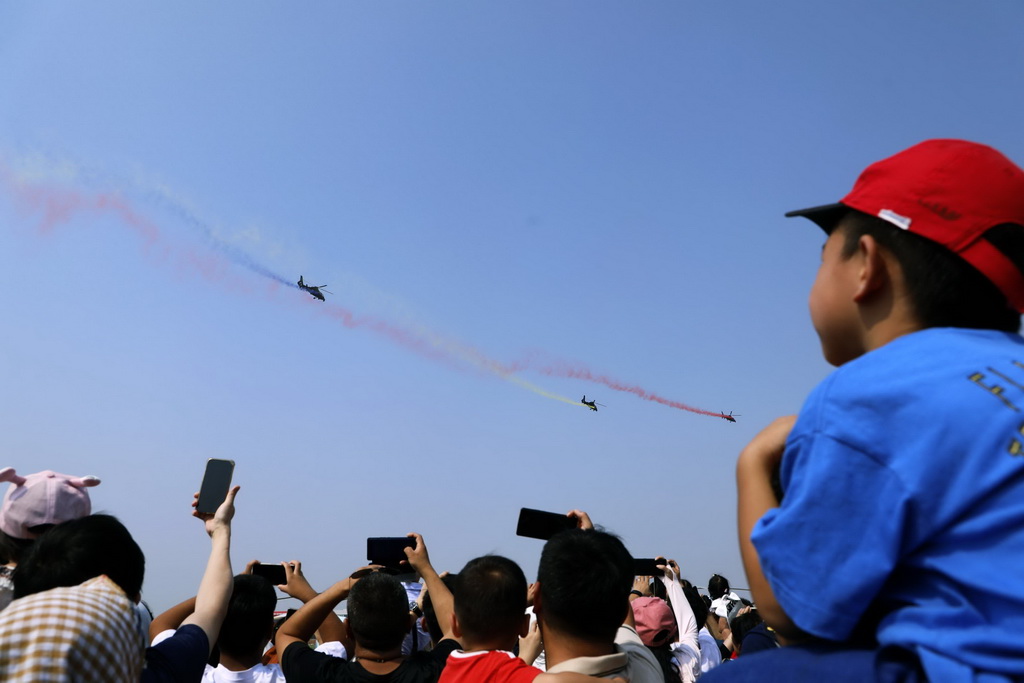 9月16日，陸軍“風(fēng)雷”飛行表演隊(duì)直-19武裝直升機(jī)進(jìn)行飛行表演。 新華社記者 劉芳 攝