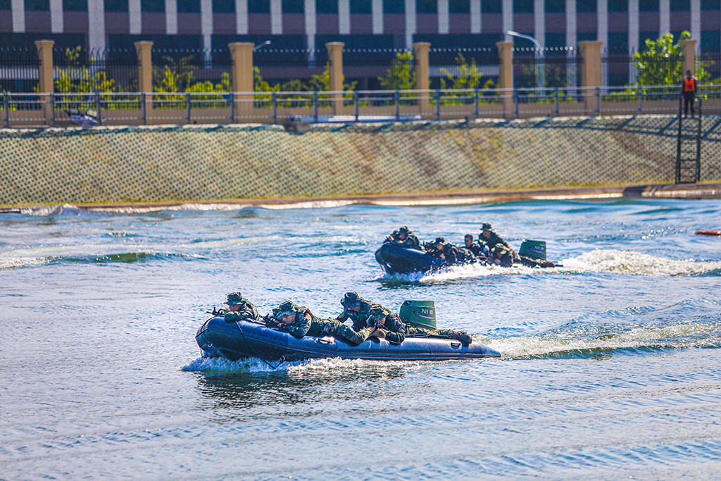 在實(shí)戰(zhàn)化演練中，武警第二機(jī)動(dòng)總隊(duì)某支隊(duì)五中隊(duì)官兵駕乘橡皮艇追擊（2023年7月11日攝）。新華社發(fā)（周小波 攝）