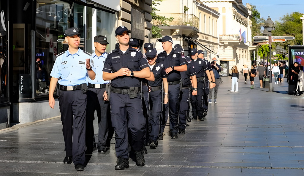 9月28日，在塞爾維亞首都貝爾格萊德，中塞兩國警察在街頭聯(lián)合巡邏。