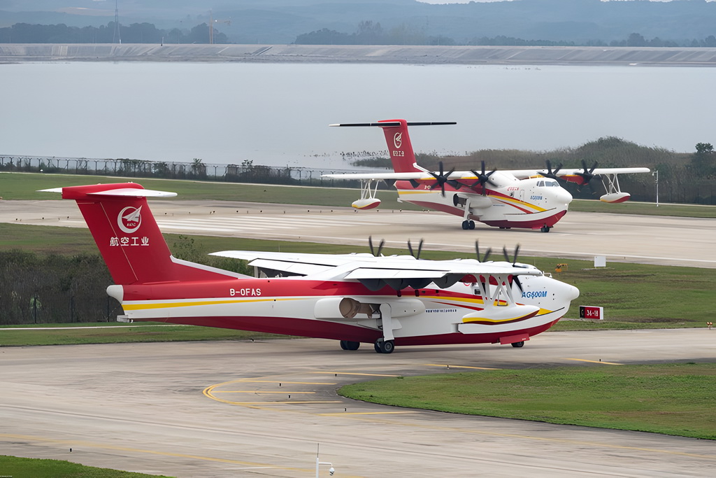 10月27日，兩架AG600M滅火機即將從湖北荊門漳河機場起飛，赴模擬火場執(zhí)行滅火任務。 新華社發(fā)（中國航空工業(yè)集團供圖）