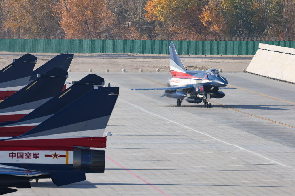 中國(guó)人民解放軍空軍八一飛行表演隊(duì)經(jīng)停西部某機(jī)場(chǎng)（11月7日攝）。新華社發(fā)（朱姜海 攝）