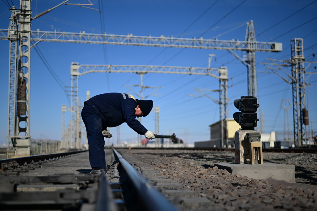 1月29日，格爾木電務(wù)段格爾木東信號車間察爾汗信號工區(qū)職工何江東在檢查引接線。