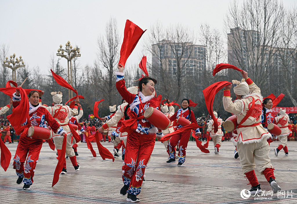 2024年2月24日，河南省中牟縣舉辦的元宵節(jié)民間文藝大賽上，參賽隊(duì)伍帶來(lái)的腰鼓表演。當(dāng)天共有來(lái)自全縣各鄉(xiāng)鎮(zhèn)、辦事處的23支隊(duì)伍，近千名演員登臺(tái)。人民網(wǎng)記者 王玉興攝