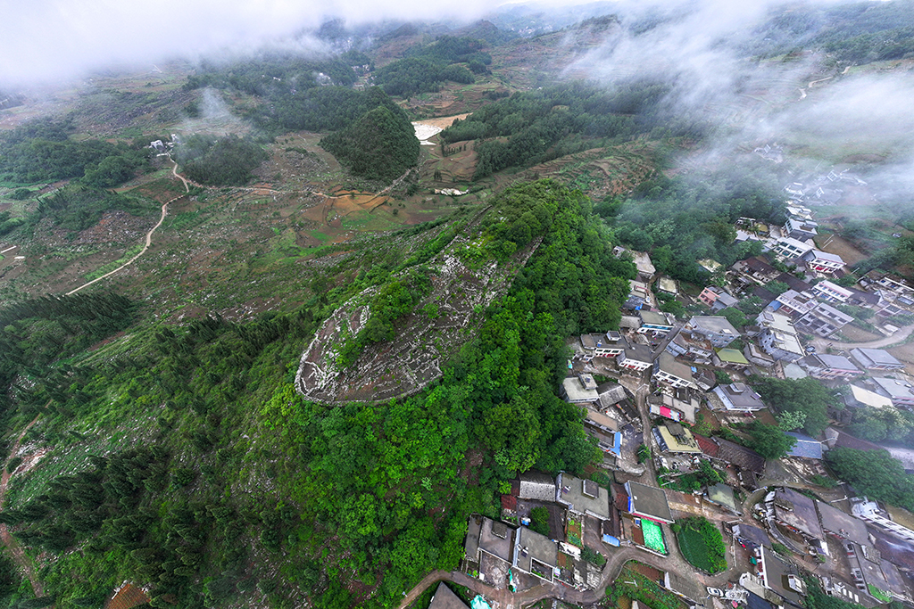 從空中俯瞰坪寨村郊外的“大腳印”遺址（無人機(jī)照片，5月17日攝）。