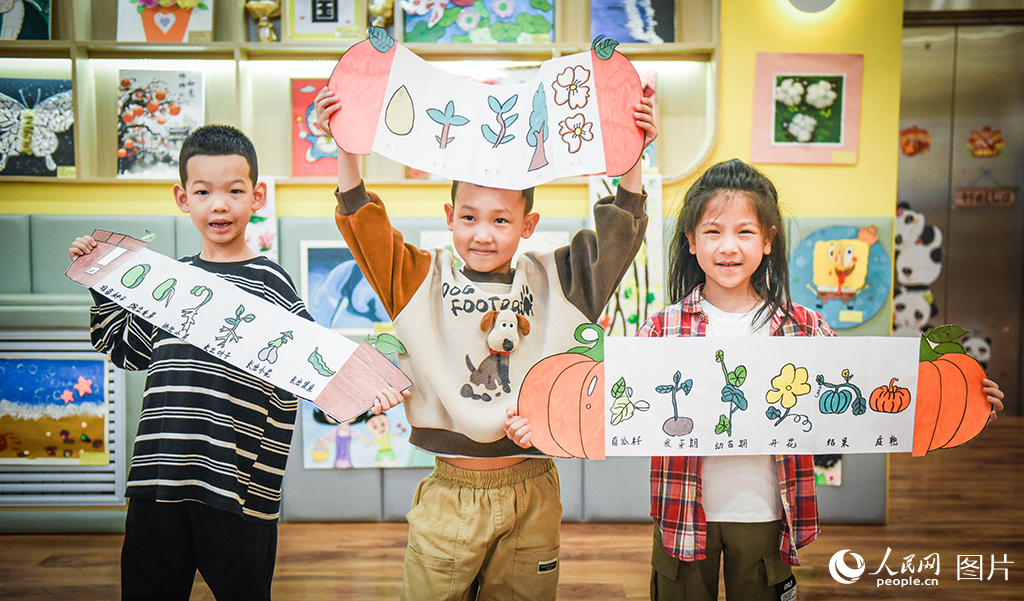 5月31日，黑龍江省哈爾濱市紅果果幼兒園小朋友正在展示慶?！傲弧笔掷L作品。人民網(wǎng)記者 蘇靖剛攝