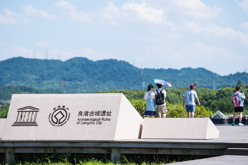 7月4日，游客在杭州良渚古城遺址公園莫角山宮殿遺址參觀。